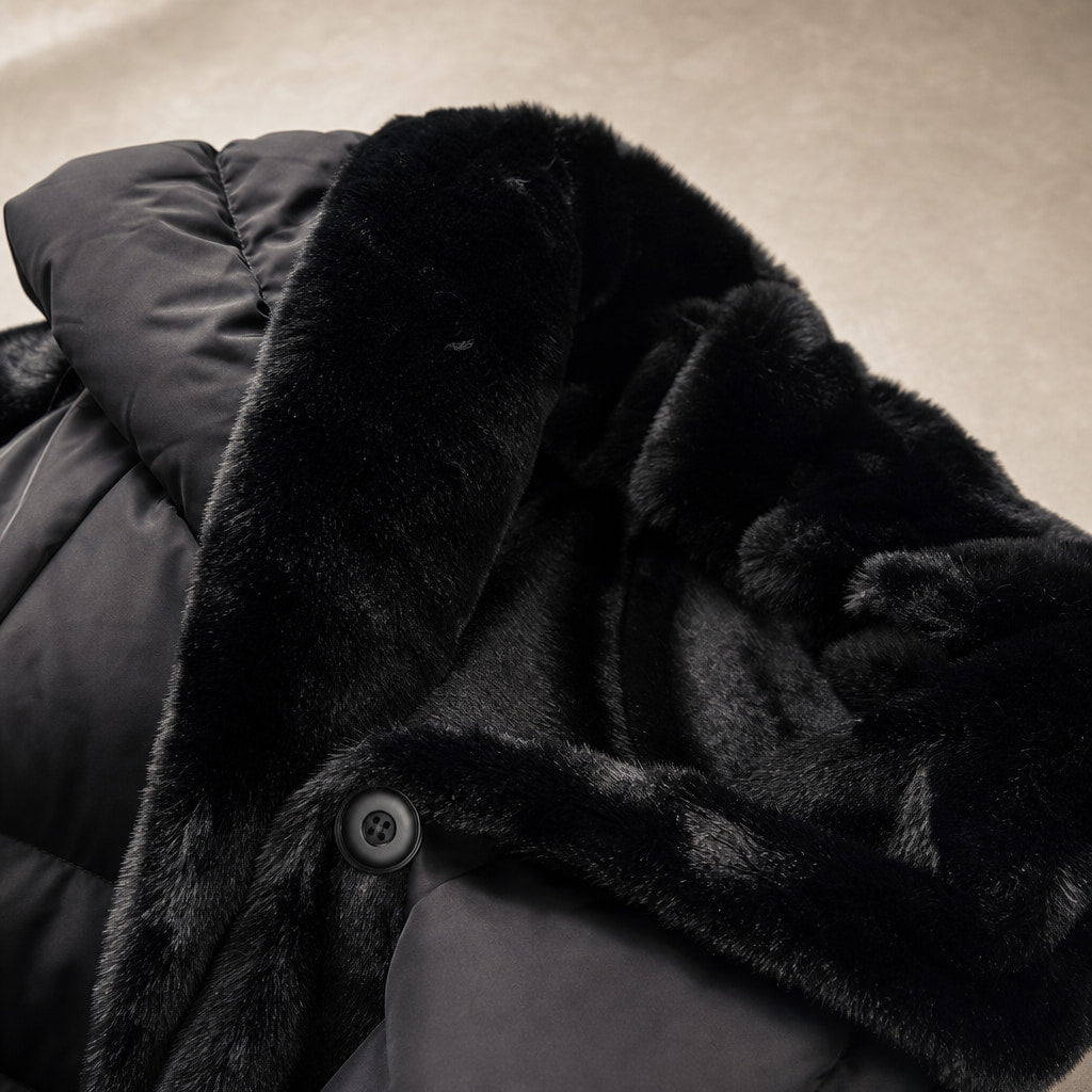 Giacca Puffer Invernale da Donna Oversize con Design Patchwork e Cappuccio Nero – Fabric and Detail Close-Up
